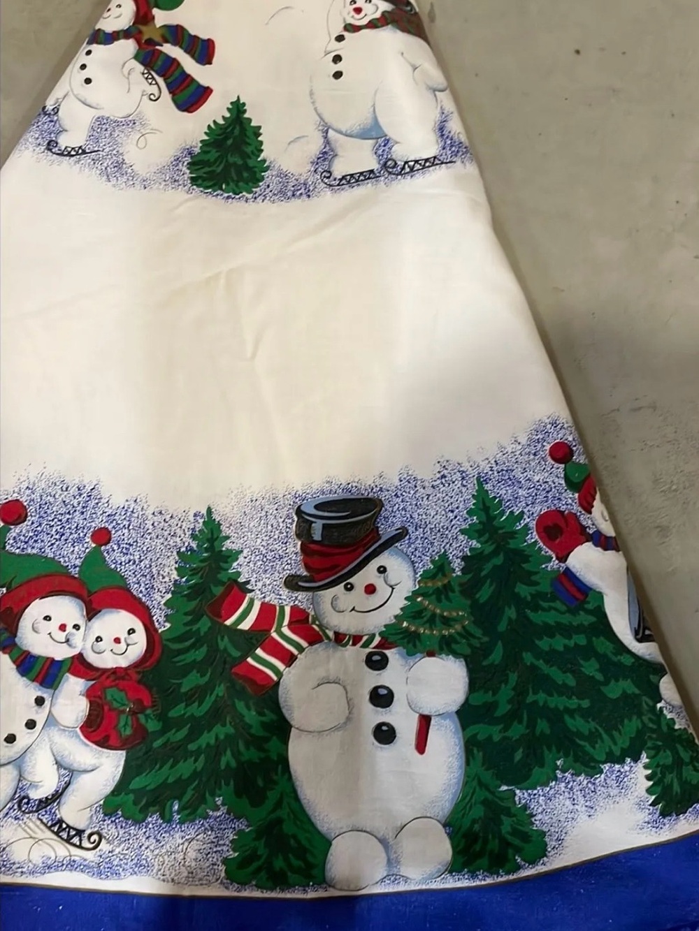 Vintage Round Snowman Design Tablecloth - Picture 2 of 4